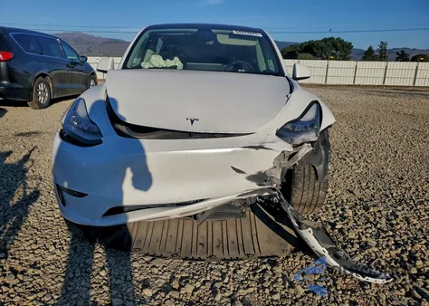 2022 Tesla Model Y z USA, uszkodzony, nr VIN 7SAYGDEE2NF426519